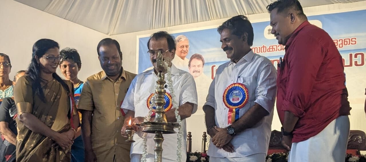 केंद्रीय मत्स्य पालन, पशुपालन और डेयरी राज्य मंत्री श्री जॉर्ज कुरियन ने 25 अक्टूबर 2025 को एर्नाकुलम के नजरक्कल में मत्स्य पालन आउटरीच कार्यक्रम का उद्घाटन किया। इस कार्यक्रम का उद्देश्य राष्ट्रीय मत्स्य पालन विकास कार्यक्रम (NFDP) पंजीकरण के महत्व के बारे में जागरूकता पैदा करना था। मंत्री ने मत्स्य पालन क्षेत्र से जुड़े सभी लोगों से कल्याणकारी लाभ प्राप्त करने के लिए सक्रिय रूप से पंजीकरण करने का आग्रह किया। उन्होंने बताया कि केरल के नौ एकीकृत तटीय गांवों को विकास के लिए चुना गया है, जहां प्रसंस्करण केंद्र, कियोस्क और सामुदायिक केंद्र स्थापित किए जाएंगे। ₹2 करोड़ के आवंटन के साथ ये परियोजनाएं जलवायु-लचीली और प्रौद्योगिकी-संचालित मत्स्य पालन को बढ़ावा देने के लिए केंद्र सरकार द्वारा पूर्ण रूप से वित्तपोषित की जाएंगी।